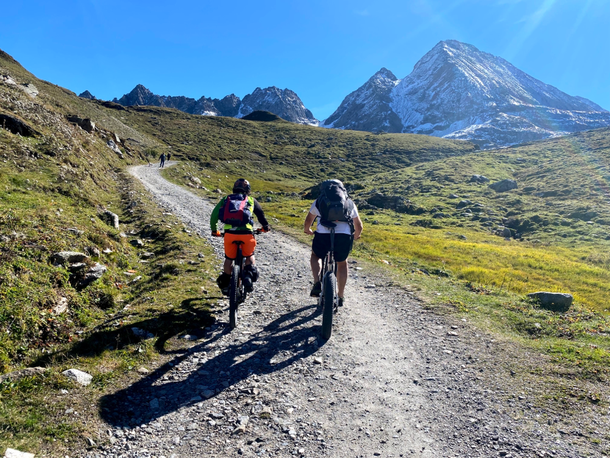  Al parcheggio conosciamo Stefano su  fatbike servoassistita appena noleggiata, la sua idea era farsi un giretto nella piana di Riale...... non è stato difficile convincerlo a venire con noi .....uomo avvisato mezzo salvato!!