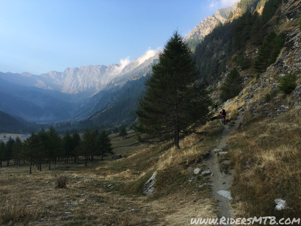 Già da subito spingiamo la bici verso il colle della Croce