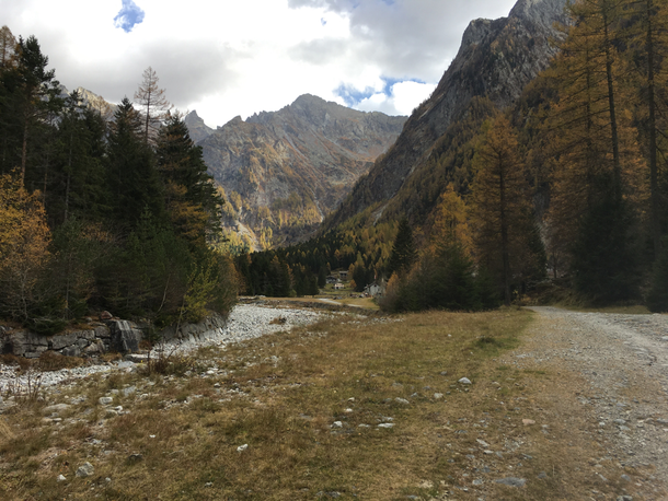 Proseguiamo su strada bianca  penetrando la selvaggia Val Codera