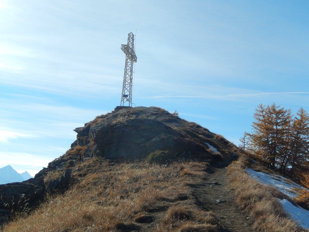 Una croce di ferro immensa domina la valle centrale 