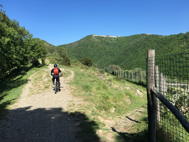 Usciamo dal bosco ed il FORTE RATTI  è lì 