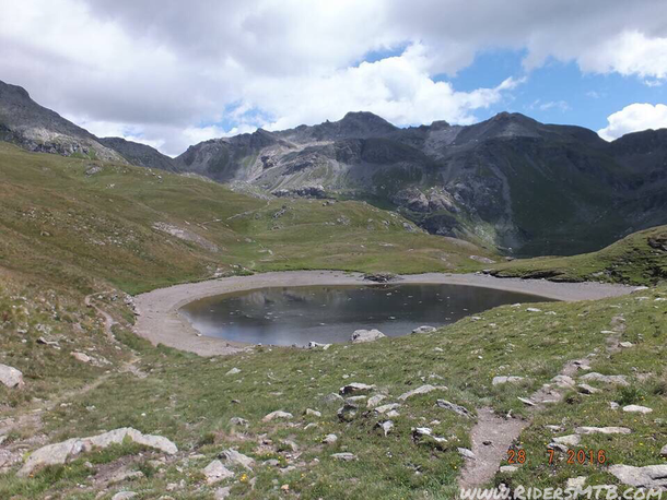 Il laghetto anonimo anticipa l'ultima breve ascesa verso il colle Des Fontaines