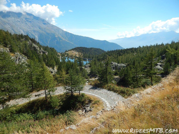 La salita per il lago Arpone è abbastanza impegnativa causa fondo è pendenza