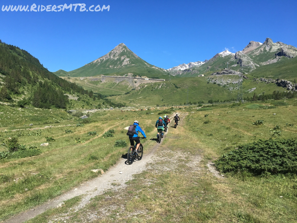 Durante la nottata è calata di molto la temperatura infatti dobbiamo pedalare qualche km per temprarci