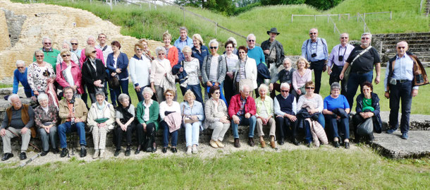 Gruppenfoto vor der römischen Siedlung im Aventikum südlich von Murten Bild: GHV