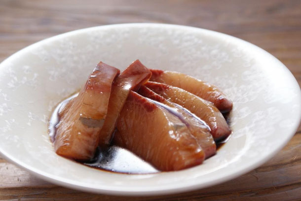 天たつの天然ぶりヅケは冬の日本海でとれる脂ののった天然ブリを甘みのあるダシに漬け込み作ります。開封にも手が汚れない気の利いた木樽いりにて冷凍で販売しています