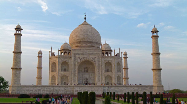 Das Taj Mahal wird passender Weise auch ein "Traum in Marmor" genannt. Es ist und bleibt ein auserlesenes Bauwerk von lyrischer Schönheit, dass mit keinem anderen Bauwerk auf der Welt gleichgestellt werden kann. Kaiser Shah Jahan lies es 1631 erbauen.