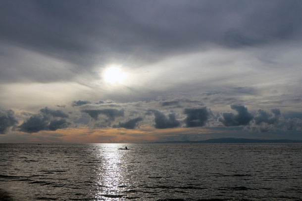 Sunrise - Blick von Dauin (Negros Oriental) auf die Bohol See, im Hintergrund die Insel Siquijor