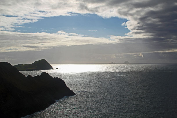 Die Skellig Islands (im Hintergrund) mit Skellig Michael (rechts) von Valentia Island (Co. Kerry) aus gesehen