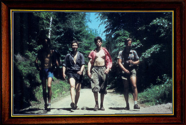 Klaus, Andreas, Bernd und Jürgen im Jahre 1963 auf dem Heimweg (Wurzelweg) in die Klubhütte nach erfolg-reicher Gipfeltour. Mein Bergfreund Steffen fotografierte diese Szene. Viel später wurde das Dia digitalisiert.