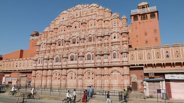 Hawa Mahal oder "Palast der Winde" wurde 1799 vom Dichterkönig Sawai Pratap Singh für die königl. Damen errichtet, damit diese die Prozessionen und Tag zu Tag Aktivitäten von der kühlen Ummauerung der majestätischen Fassade aus genießen konnten.