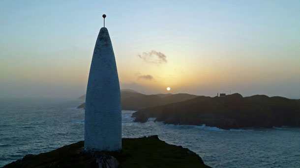 Das Leuchtfeuer von Baltimore in der Region West Cork. Im Hintergrund die vorgelagerten Inseln Sherkin und Clear.