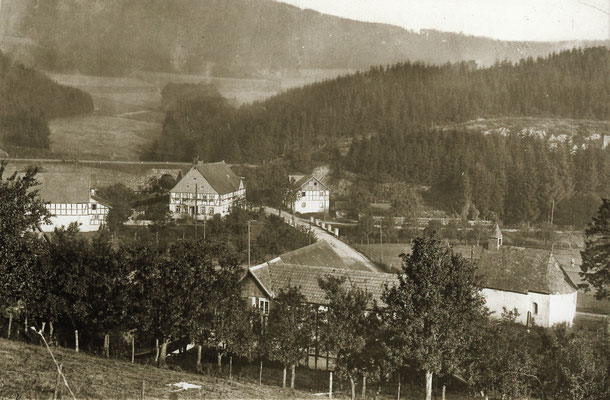 Blick auf die Pension Sternberg, rechts der 1905 erweiterte Stall, vorne die Mahl- u. Sägemühle neben der 1953 abgerissenen Dorfkapelle St. Antonius (Foto: um 1930)