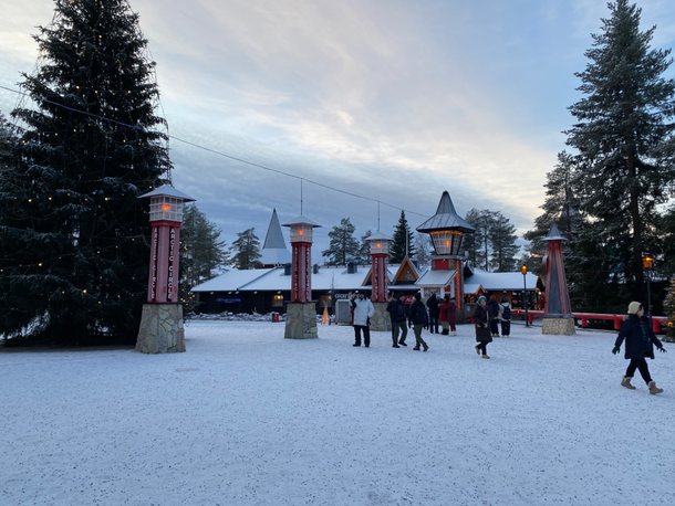 linea di passaggio del Circolo Polare Artico nel villaggio di Babbo Natale a Rovaniemi