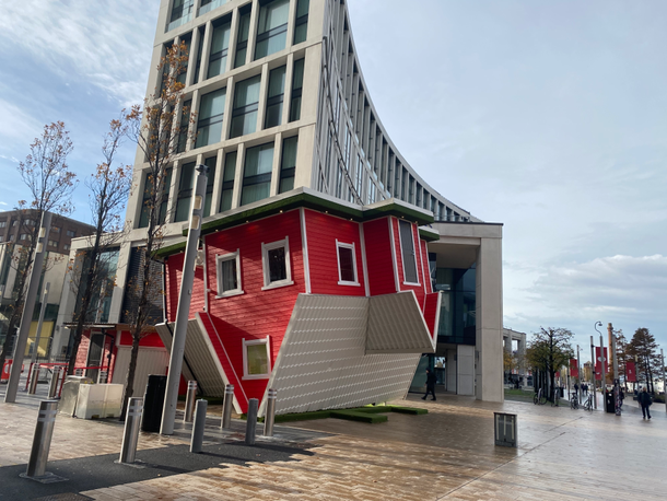 casa sottosopra rossa, al centro di Liverpool