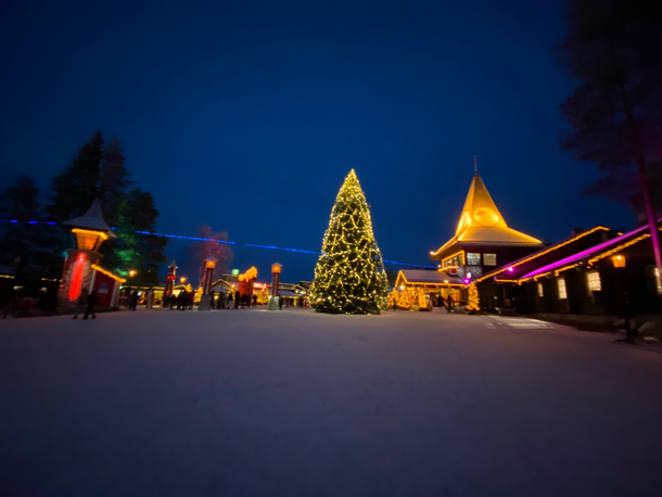 linea del circolo Polare Artico di notte, nel villaggio di Babbo Natale in Lapponia