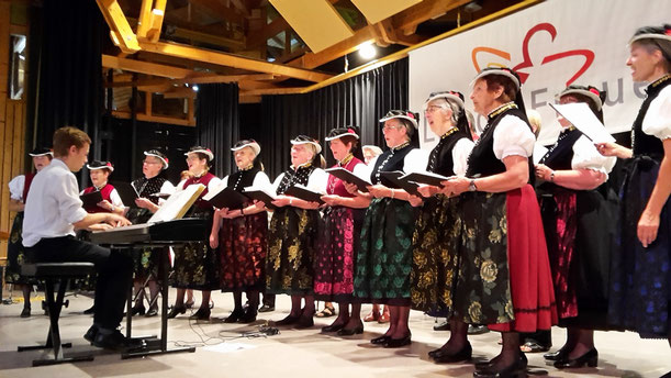 Chorleiter Niklas Hötzer mit dem LandFrauen-Chörle St. Peter beim Landfrauentag in Stegen