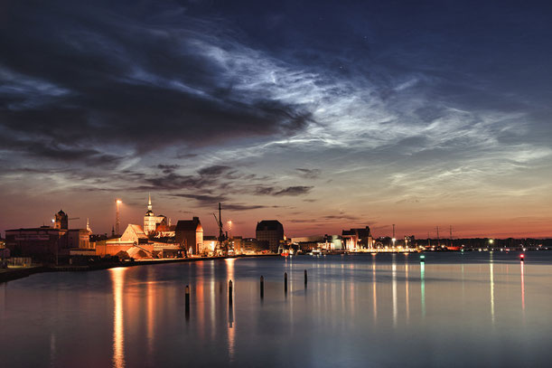 Hansestadt Stralsund Nachtleuchtende Wolken NLC Strelasund Heimatlicht Fotografie Geschichte Heimat Mecklenburg Vorpommern Rügen Nachtfotografie Nachthimmel Skyline Landschaftsfotografie Astrofotografie