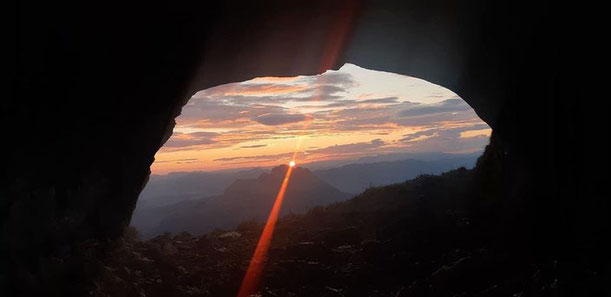 Amanecer del equinoccio de otoño en "la cueva de Mari" del monte Anboto.