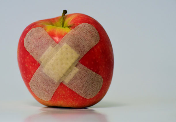 Apfel mit Pflastern, Foto: Pixabay