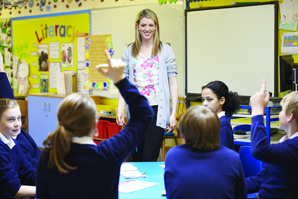 Lehrerin vor der Schulklasse, Foto: Pixabay