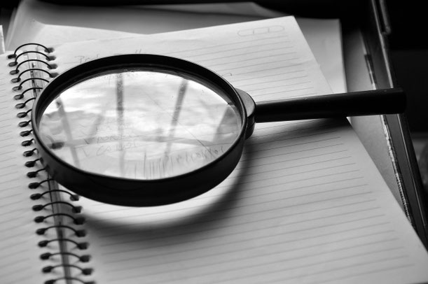 Lupe auf liniertem Papier, Foto: Pixabay