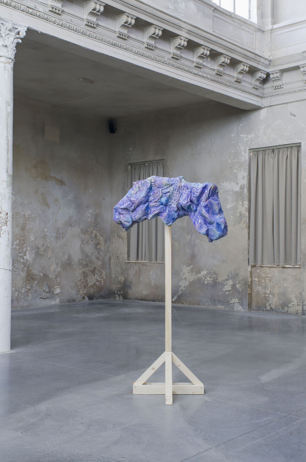 Formaunica #30318, 2018, stained and painted plaster, 1000x60x30 cm; installation view at Reaktor, Vienna