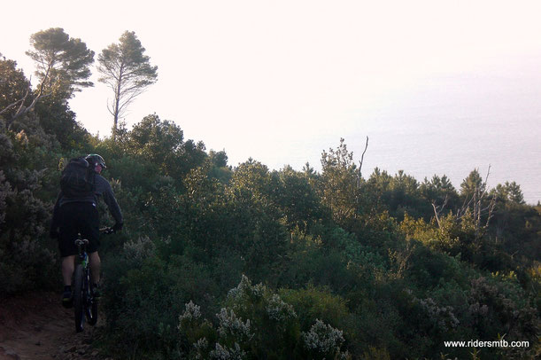 il profumo di macchia mediterranea è intenso......percorriamo tratti di sentiero della 24 ore....che ci vedrà a breve come partecipanti