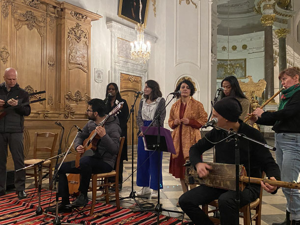 Sinan Ayyıldız (Saz),Tolgahan Çoğulu (Guitare microtonale),Malik Ziad (gumbri), Loubna (étudiante Université Lyon 3), Marie-Marie (étudiante Université Lyon 3), Chems Amrouche (chant, guitare), Antso (étudiante Université Lyon 3),Léa Maquart (Kaval, ney)