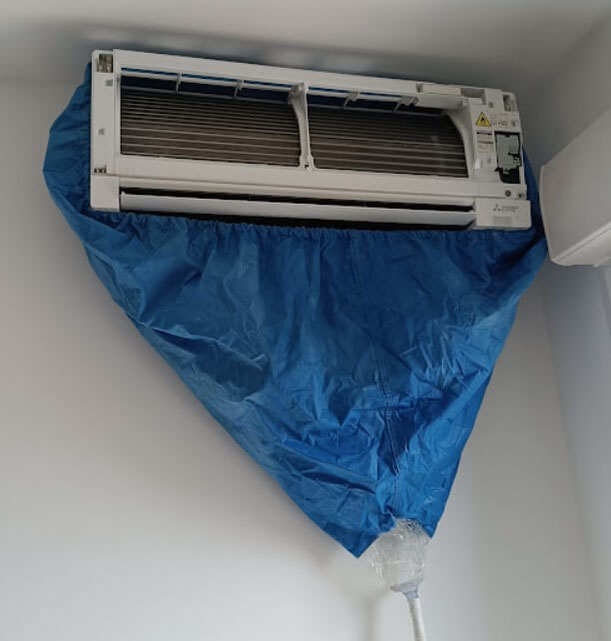 Pose de bâche de protection pour lavage unité intérieure de climatisation