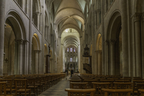 Bild: Blick in das Innere der Église Saint-Étienne in Caen