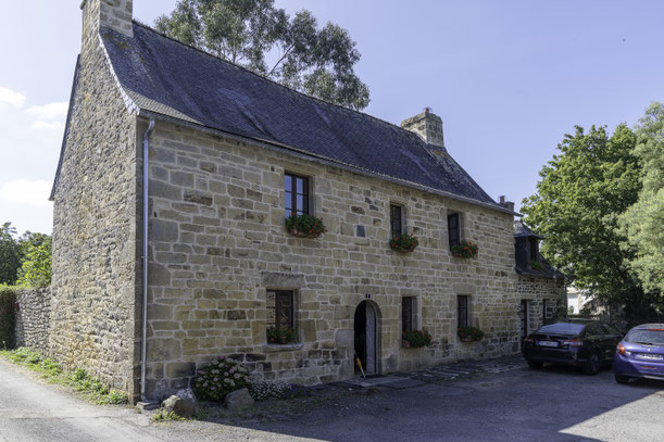 Bild: Granithaus am Place aux Centres in Le Faou, Bretagne