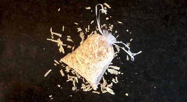 Foto vom Zirbensackerl, gefüllt mit Zirbenspänen