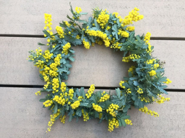 ミモザのリース】作成時間10分!黄色いミモザの花でリースを作っ ミモザのリース】作成時間10分!黄色いミモザの花でリースを作っ