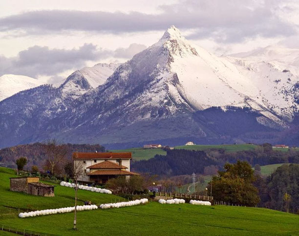 Monte Txindoki, Gipuzkoa. Cerca de su cumbre se halla la cueva de Mari.