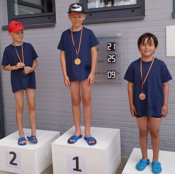 Glückliche ATSC-Schwimmer von links bis rechts: Tillo Jahn, Finn Jahn und Joshua Novio Rolo Doce nach ihrem Rennen über 100 Meter Brust. Fotos: Imke Grantz