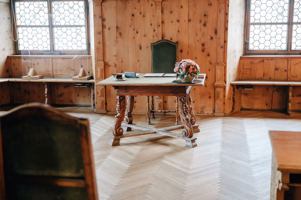 Hochzeit Trauung Standesamt Hall in Tirol historischer Trauungssaal festlicher Tisch