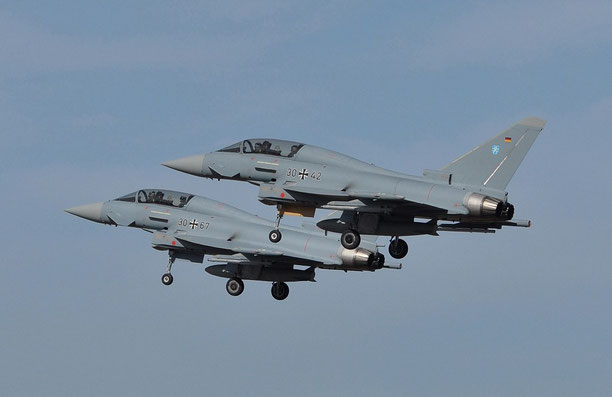 Una coppia di Eurofighter Typhoon biposto usati per l'addestramento dei piloti al poligono di Capo Frasca. (Foto: Aviation Air Routes)