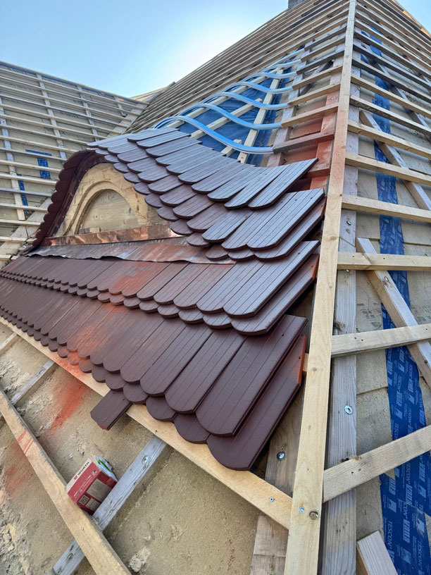 Fledermausgauben mit Biberschwanzziegeln in Kronendeckung bei einer Dachsanierung in Hamburg