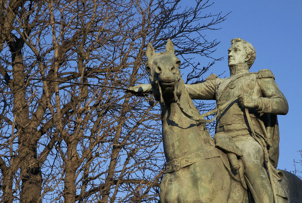 Abb. 3: Statue von Simón Bolívar in Paris, Bild: jebulor, Public Domain, via: wikimedia commons.***