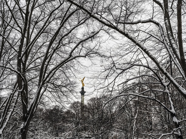 Der Friedensengel im Schnee als Farb-Photographie, Muenchen, Bayern