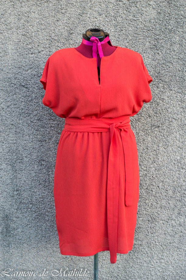 Robe en crêpe de viscose orange ayant une fente au col et une ceinture