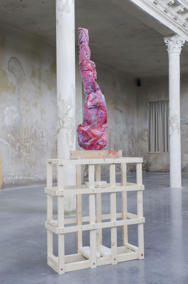Formaunica #5318, 2018, stained and painted plaster, 120x40x25cm; installation view at Reaktor, Vienna