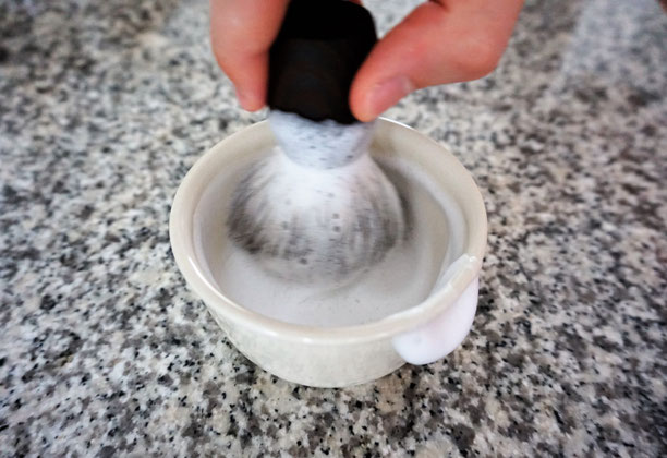 Rasierseifenschaum rühren