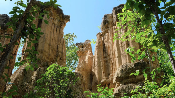 Gigantische Klippen und raue Felswände in Mae Wang