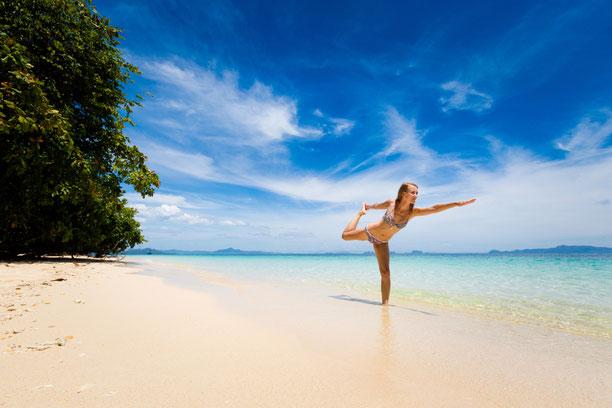 Yoga am Strand von Koh Kradan