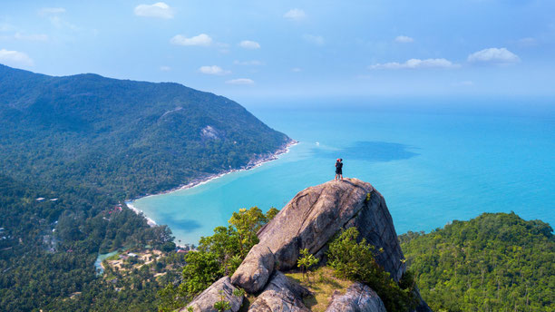 Aussichtspunkt von einer hohen Klippe auf die weite Küste von Koh Phangan