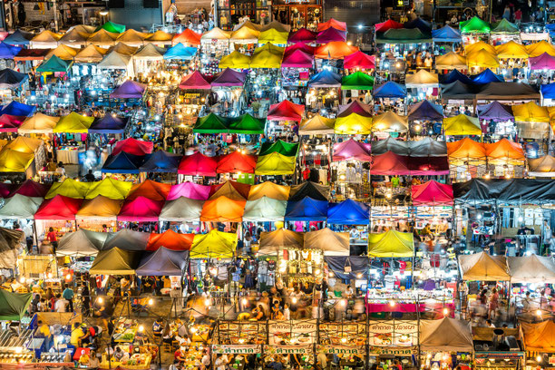 Chatuchak Weekend Market von oben mit bunten leuchtenden Zelten