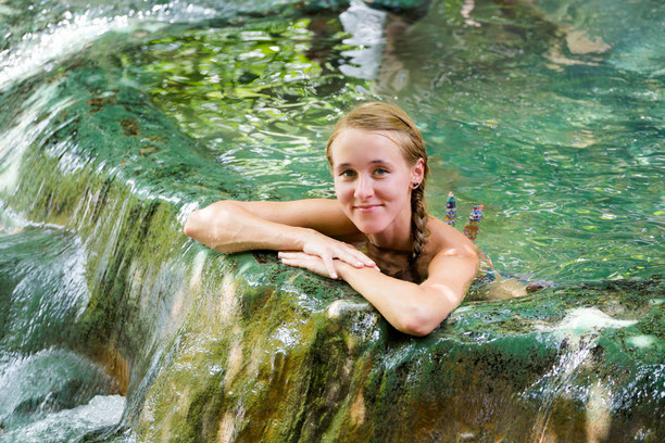 Frau in Dschungelpool