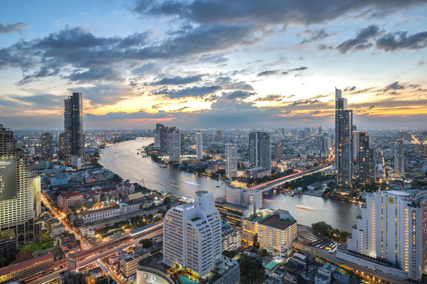 Beleuchtete Skyline von Bangkok bei Dämmerung von oben